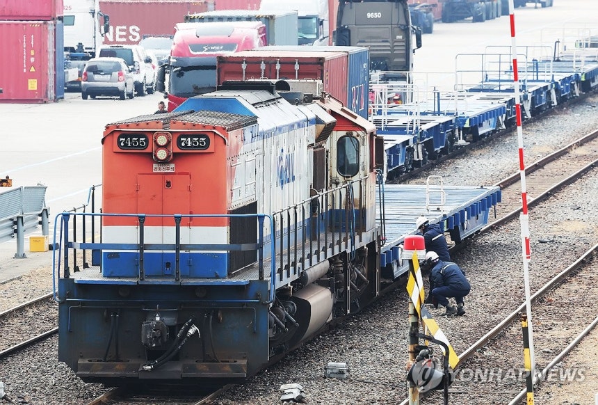 철도노조, 11일부터 파업 예고 (의왕=연합뉴스) 홍기원 기자 = 민주노총 공공운수노조 전국철도노동조합이 예고한 총파업을 하루 앞둔 10일 경기도 의왕시 내륙컨테이너기지(ICD)에서 관계자들이 화물열차를 살펴보고 있