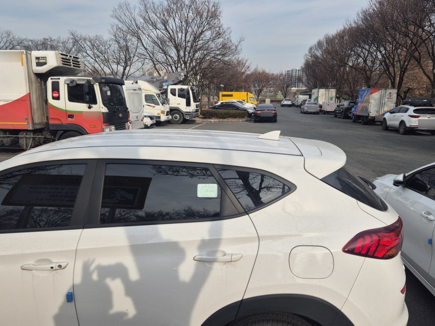 무료 공영주차장에 주차된 화물차와 캠핑차 (대구=연합뉴스) 박세진 기자 = 10일 대구 동구 안심체육공원 무료 공영주차장이 화물차와 캠핑차,일반 차량으로 가득 차 있다.2025.12.10 psjpsj@yna.c