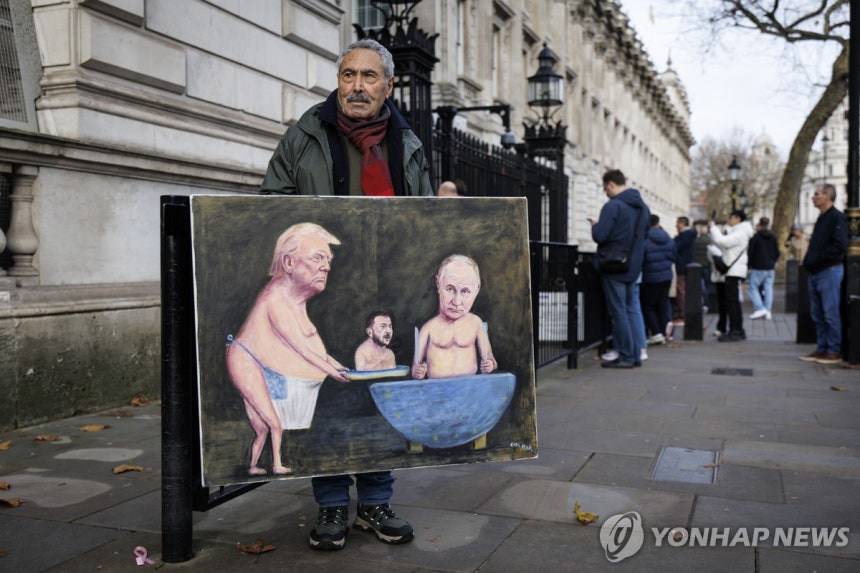 런던에서 트럼프와 푸틴,젤렌스키 모습을 담은 그림을 든 시위자 [EPA 연합뉴스 자료사진.재판매 및 DB 금지]