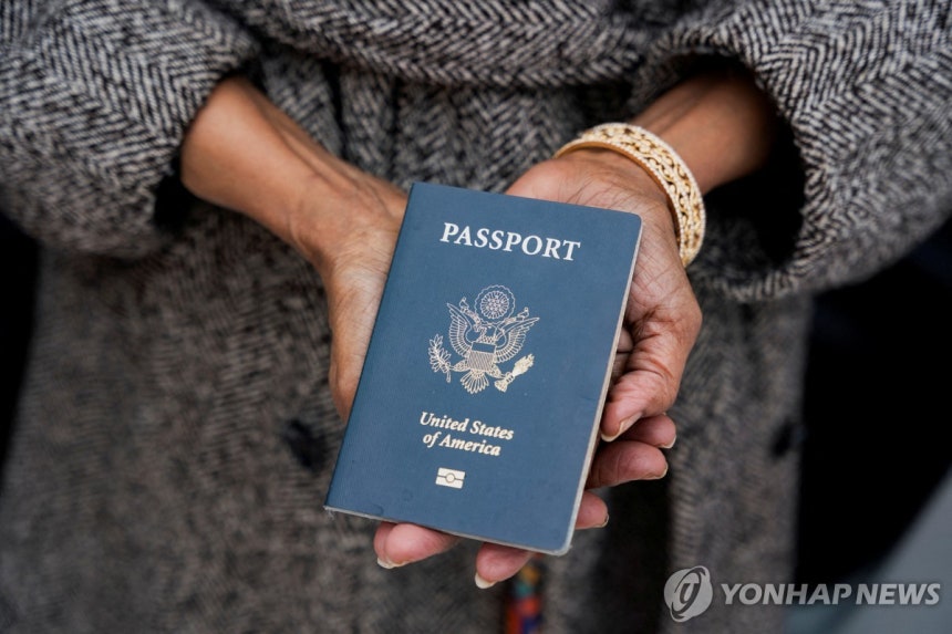 여권 [로이터 연합뉴스 자료사진.재판매 및 DB 금지]