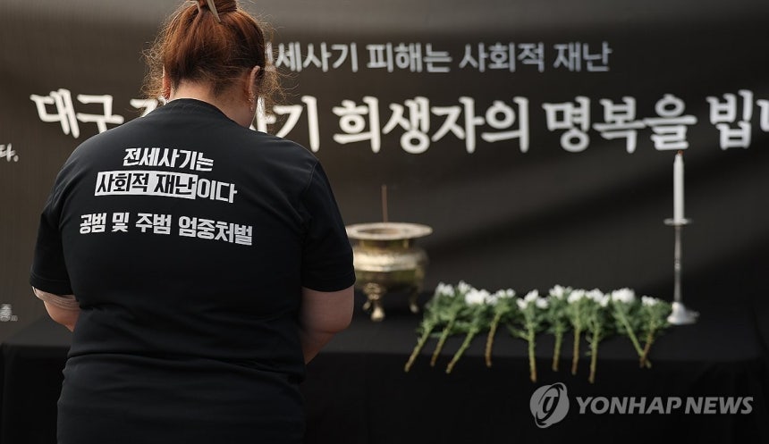 전세사기 희생자 분향소 설치된 대구 (대구=연합뉴스) 윤관식 기자 = 2일 대구 중구 동성로에 설치된 대구 전세사기 희생자 1주기 추모 분향소에서 전세사기·깡통전세 피해 대구 대책위원회,전세사기 대구 피해자 모임 