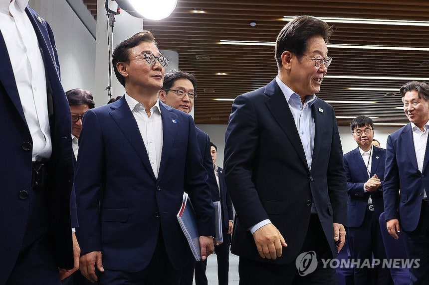 이재명 대통령, 부산 시민과 간담회 (부산=연합뉴스) 한상균 기자 = 이재명 대통령과 전재수 해양수산부 장관이 25일 부산 부경대에서 열린 타운홀미팅