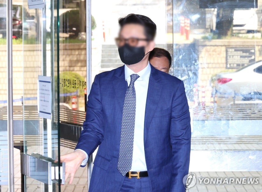 법원 출석하는 윤모 전 통일교 세계본부장 (서울=연합뉴스) 김주형 기자 = '건진법사 청탁' 의혹 윤모 전 통일교 세계본부장이 30일 영장실질심사를 의해 서울중앙지법에 출석하고 있다.2025.7.30 kjhpres