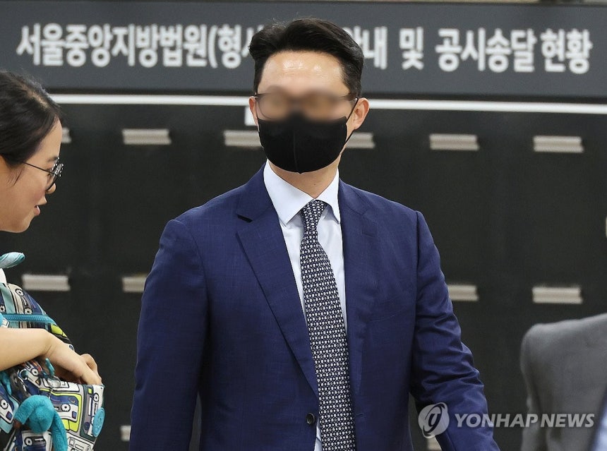 법원 출석하는 전 통일교 세계본부장 [연합뉴스 자료사진]