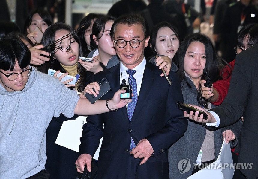 차량으로 향하는 전재수 해양수산부 장관 (영종도=연합뉴스) 김주형 기자 = 전재수 해양수산부 장관이 11일 '유엔해양총회' 유치 활동을 마치고 귀국해 취재진 질문을 받으며 이동하고 있다.전재수 장관은 이날 사의를 