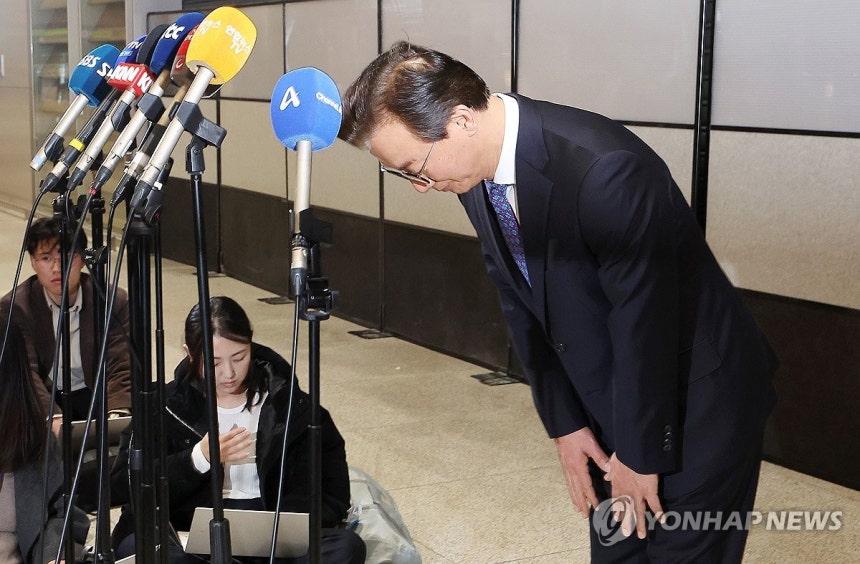 사의 표명한 전재수 해양수산부 장관 (영종도=연합뉴스) 김주형 기자 = 전재수 해양수산부 장관이 11일 '유엔해양총회' 유치 활동을 마치고 귀국해 입장을 밝힌 뒤 인사하고 있다.전재수 장관은 이날 사의를 표명했다.