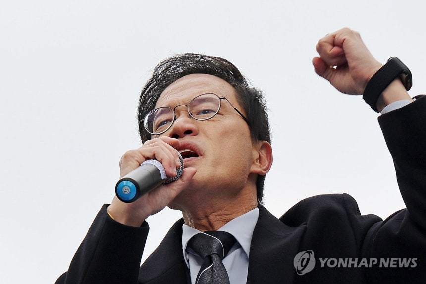 주먹 불끈 쥔 박주민 의원 (서울=연합뉴스) 임화영 기자 = 더불어민주당 박주민 의원이 11일 서울 종로구 광화문광장에서 서울시장 출마 선언을 하고 있다. 2025.12.11 hwayoung7@yna.co.kr