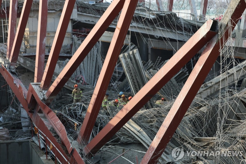 광주 도서관 공사장서 붕괴 사고 발생 (광주=연합뉴스) 조남수 기자 = 11일 광주 서구 치평동 광주대표도서관 건립공사장에서 붕괴 사고가 발생해 소방대원들이 매몰자 구조 작업을 벌이고 있다.2025.12.11 is