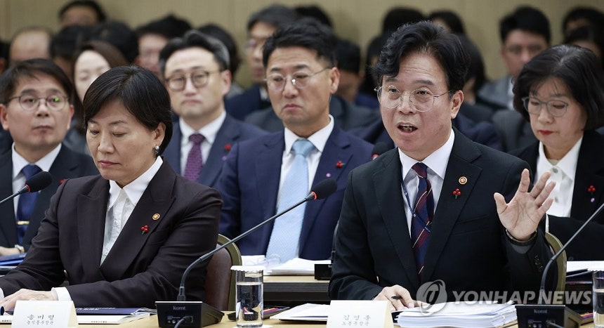 업무보고 하는 김영훈 장관 (세종=연합뉴스) 김도훈 기자 = 김영훈 노동부 장관이 11일 세종시 정부세종컨벤션센터에서 열린 농림축산식품부(농촌진흥청·산림청)-고용노동부 업무보고에서 부처 업무보고를 하고 있다.