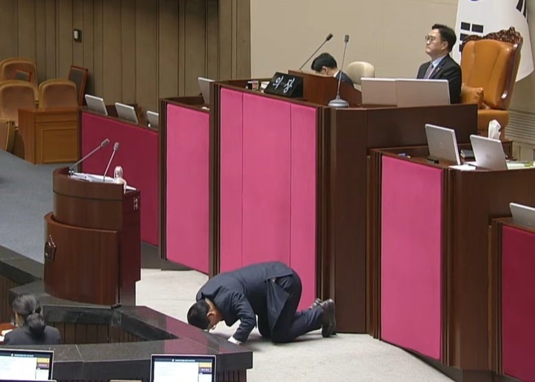 <b>송석준</b> "있어선 안 되는 비상계엄 <b>사죄</b>"…새벽 필버 도중 '<b>큰절</b>'