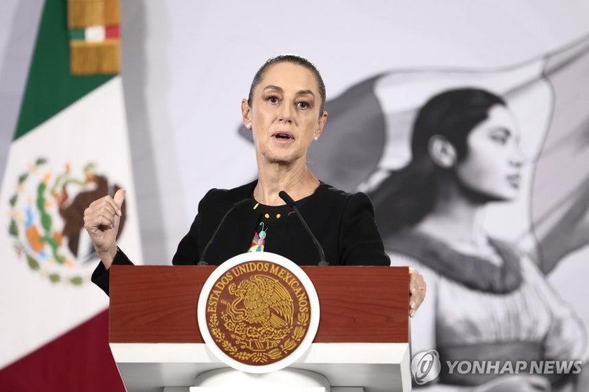 11일(현지시간) 기자회견하는 멕시코 대통령 [멕시코시티 EPA=연합뉴스. 재판매 및 DB 금지]