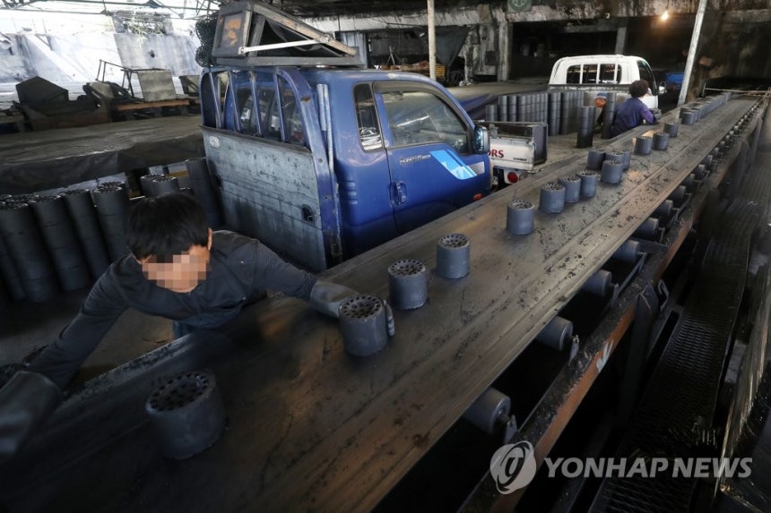 작년 4월 폐업한 광주 남구 남선연탄 공장 [연합뉴스 자료사진]