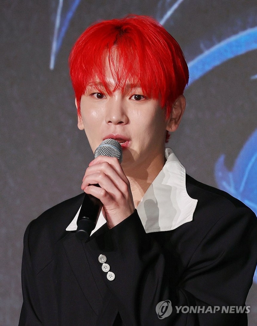 인사말하는 키 (서울=연합뉴스) 이재희 기자 = 그룹 샤이니의 키가 11일 서울 광진구 풀만앰배서더서울이스트폴에서 열린 세 번째 솔로 앨범 '헌터'(HUNTER) 발매 기념 기자간담회에서 인사말을 하고 있다. 202