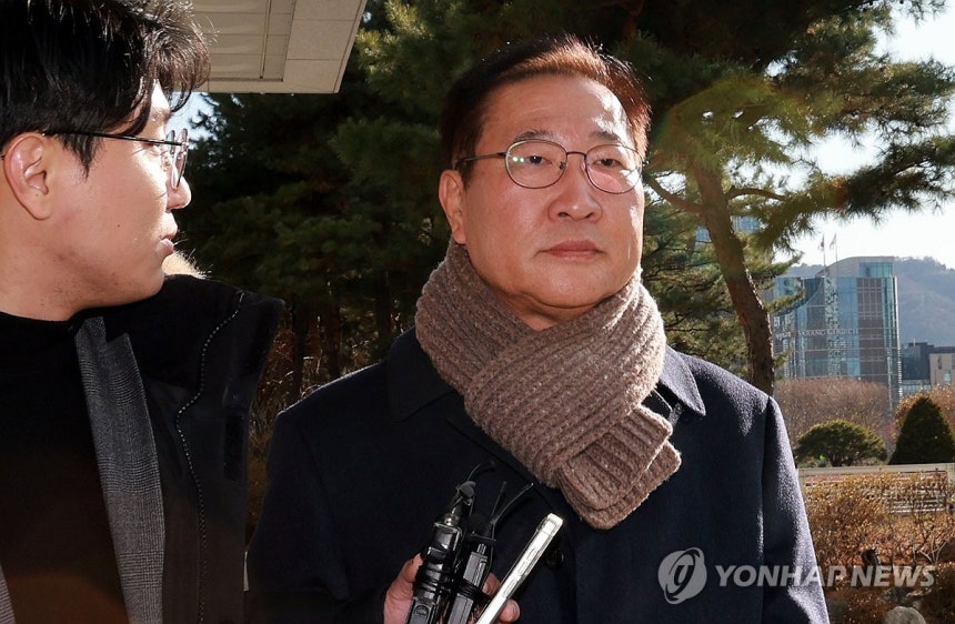 '묵묵부답' (서울=연합뉴스) 한종찬 기자 = 박성재 전 법무부 장관이 4일 서울 서초구 서울고검에 마련된 조은석 내란특별검사팀 사무실에 출석하고 있다.2025.12.4 