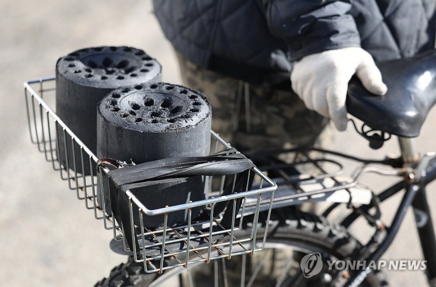 서민연료 연탄,사라질 위기…16개 공장만 가동 [연합뉴스 자료사진]