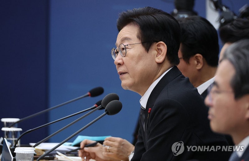 李대통령 "<b>공공임대</b>, <b>역세권</b>에 지어라…택지 개발도 LH가 직접"