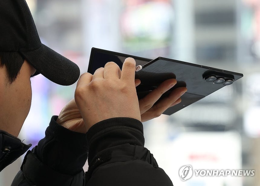 갤럭시 Z 트라이폴드 두께는?(서울=연합뉴스) 김성민 기자 = 삼성전자가 12일 두 번 접는 형태의 폴더블 스마트폰 '갤럭시 Z 트라이폴드'의 국내 판매를 시작했다.트라이폴드는 펼치면 253㎜(10인치) 