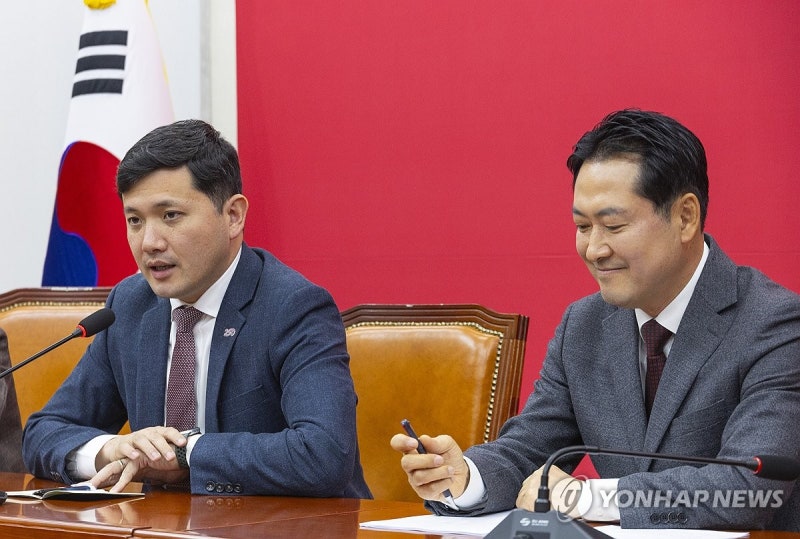 <b>장동혁</b> 대표에게 인사말 하는 <b>케빈 김</b> 주한 미국 대사 대리