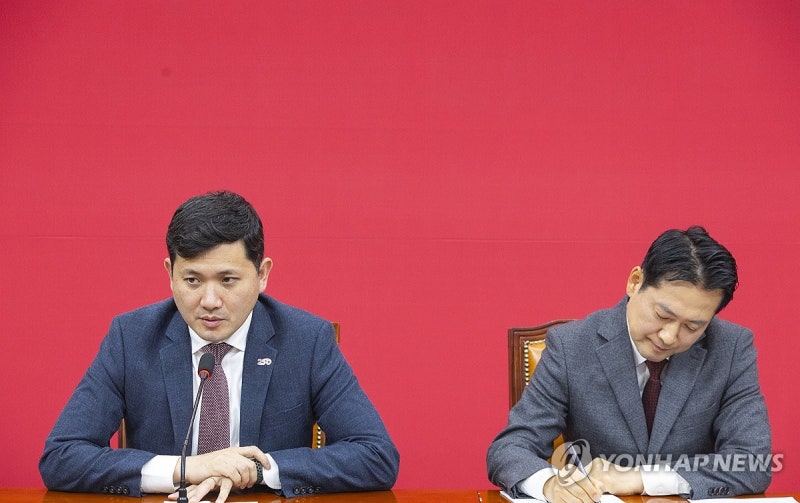 <b>장동혁</b> 대표에게 인사말 하는 <b>케빈 김</b> 주한 미국 대사 대리