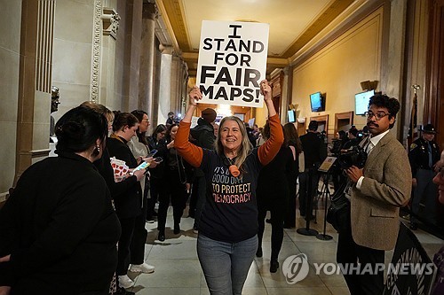 인디애나주 선거구 조정 무산 지난 11일(현지시간) 미국 인디애나주 상원 의사당에서 연방 하원 선거구 조정안이 부결된 뒤 한 시위자가 '공정한 (선거구) 지도를 지지한다'는 팻말을 들고 걸어가고 있다.2025.1