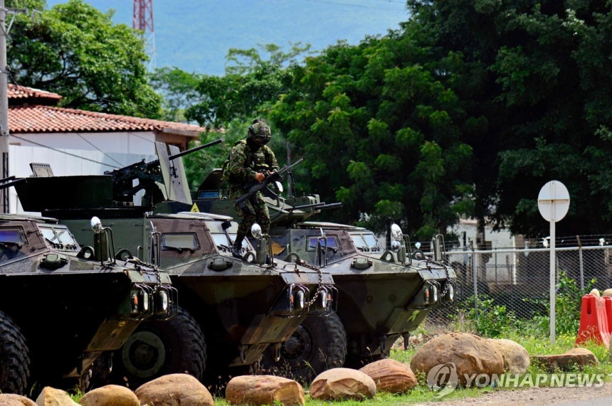 12일(현지시간) 콜롬비아 반군 활동지 인근에서 경계 근무하는 장병 [쿠쿠타 AFP=연합뉴스.재판매 및 DB 금지]
