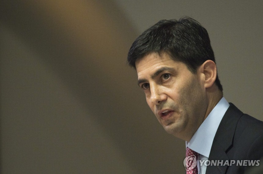 케빈 워시 전 美연준 이사 epa04524490 Kevin Warsh speaks during a press conference announcing the publication of the Warsh Report a