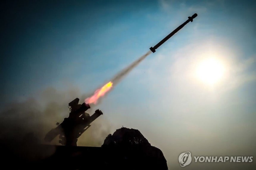 이란혁명수비대가 지난 5일 이란 남부 해안에서 진행한 군사 훈련 모습.[EPA=연합뉴스.재판매 및 DB 금지]