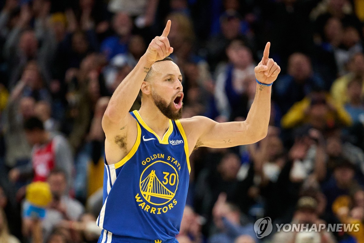 부상 털고 돌아온 NBA <b>커리</b>, <b>39점 폭발</b>…팀은 미네소타에 져