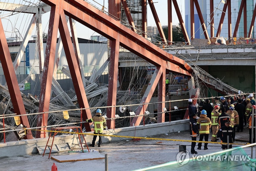 이틀째 이어지는 구조 작업 (광주=연합뉴스) 조남수 기자 = 광주대표도서관 신축 공사장 붕괴 사고 이틀째인 12일 광주 재난안전대책본부 관계자들이 서구 치평동 붕괴 현장을 살펴보고 있다.2025.12.12 iso6