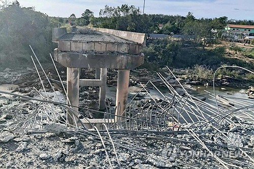 태국군 공격으로 파손된 캄보디아 다리 [캄보디아 국영 AKP 통신 제공.AFP 연합뉴스.재판매 및 DB 금지]