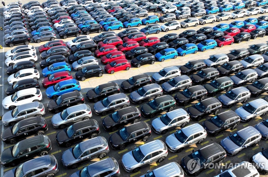 중국 동부 장쑤성 롄윈강항에서 수출 대기 중인 자동차들 [AFP 연합뉴스 자료사진]