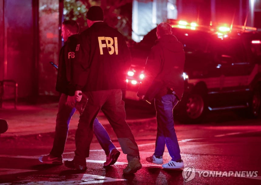 총격 사건 벌어진 브라운대 조사하는 FBI 요원들 [AP=연합뉴스. 재판매 및 DB 금지]