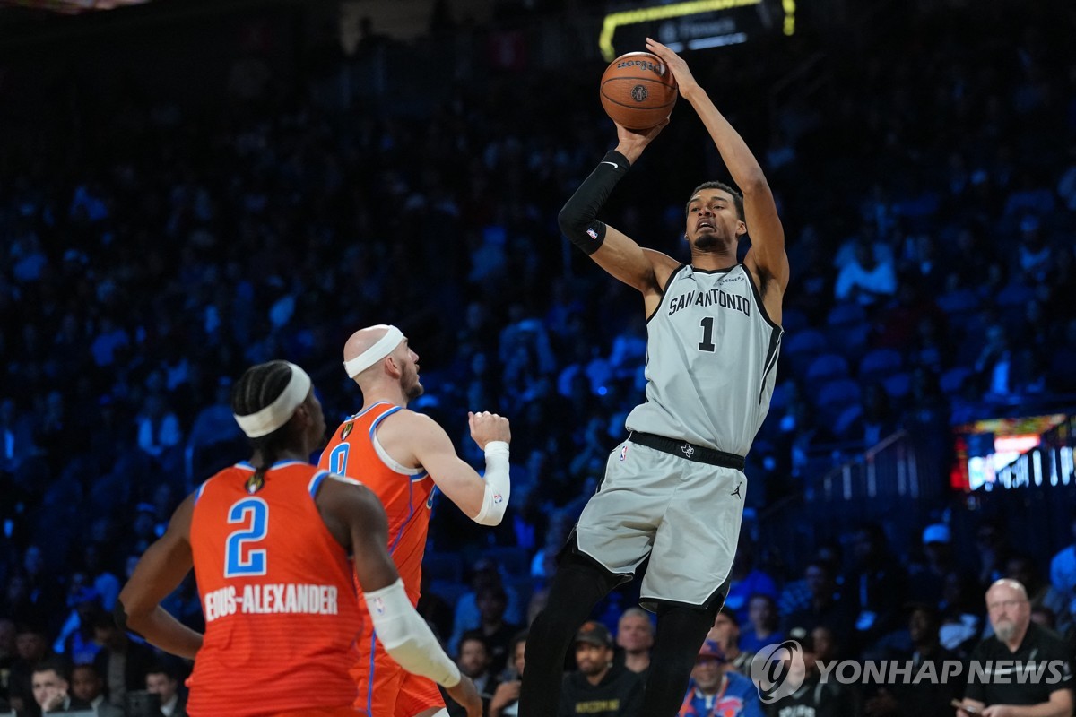 웸반야마 돌아온 <b>샌안토니오</b>, OKC 17연승 저지…<b>NBA컵 결승</b> 진출