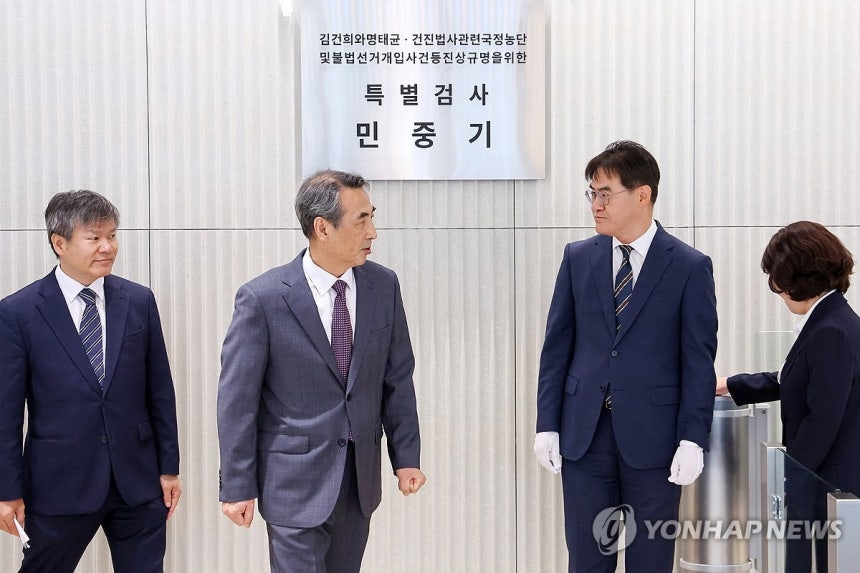 현판식 마친 민중기 특검 (서울=연합뉴스) 서대연 기자 = 윤석열 전 대통령 부인 김건희 여사와 관련한 각종 의혹 사건을 수사하는 민중기 특별검사가 2일 서울 종로구 KT광화문빌딩에 마련된 사무실 앞에서 현판 제막을