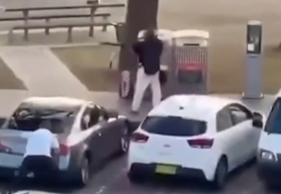 총격을 가하고 있는 용의자 뒤로 몰래 다가가는 아흐메드 씨 [소셜미디어 캡처. 재판매 및 DB 금지]