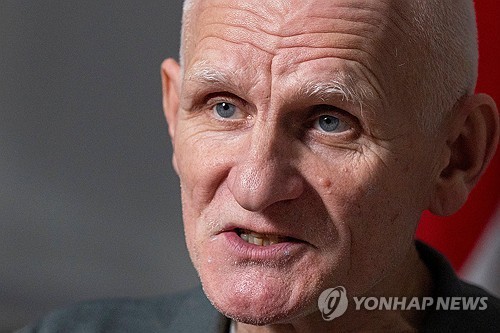 AP와 인터뷰하는 노벨평화상 수상자 알레스 비알리아츠키 [AP=연합뉴스] 