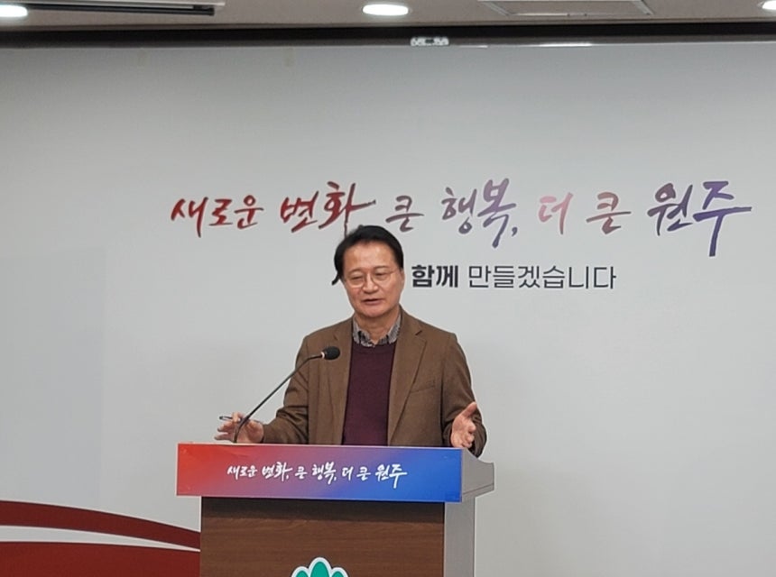 정책 브리핑하는 원창묵 전 원주시장 [촬영 임보연]