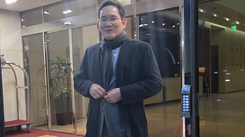 미국 출장 마치고 귀국한 이재용 회장 (서울=연합뉴스) 김민지 기자 = 이재용 삼성전자 회장이 미국 출장을 마치고 15일 서울 강서구 김포비즈니스항공센터를 통해 입국하고 있다.2025.12.15 jakmj@yna.