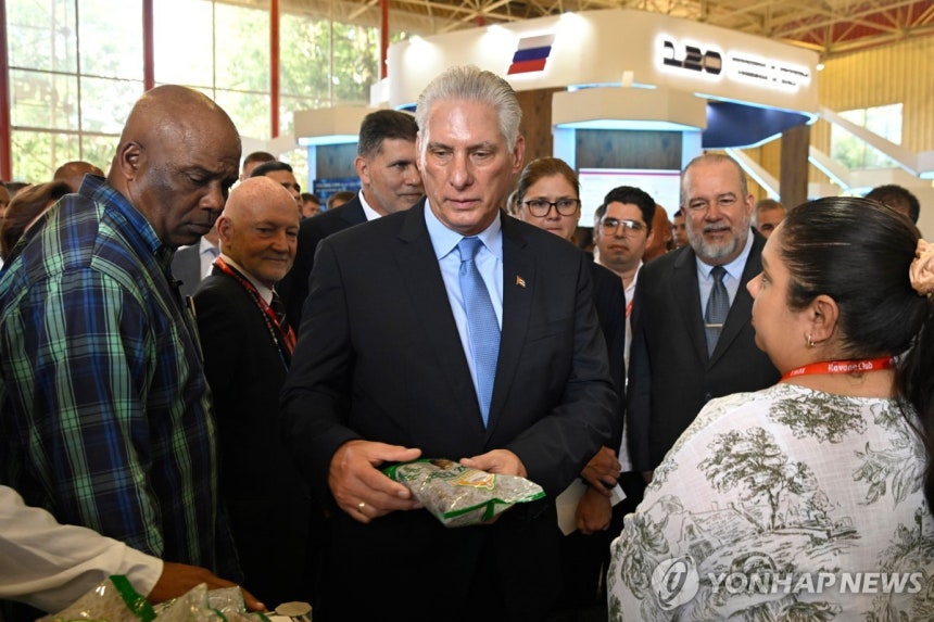 미겔 디아스카넬 쿠바 대통령(가운데) [AP 연합뉴스 자료사진.재판매 및 DB 금지]