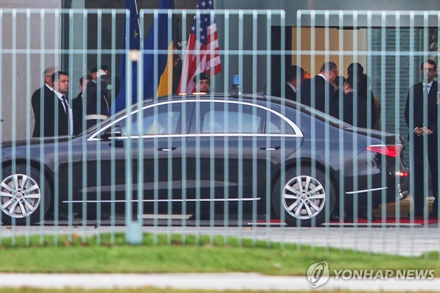 14일 베를린에서 메르츠 총리가 젤렌스키 대통령을 맞이하고 있다 [AP 연합뉴스 자료사진.재판매 및 DB 금지]