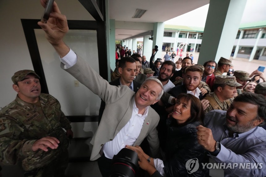 14일(현지시간) 지지자와 함께한 호세 안토니오 카스트 칠레 대통령 당선인 [산티아고 AP=연합뉴스.재판매 및 DB 금지]