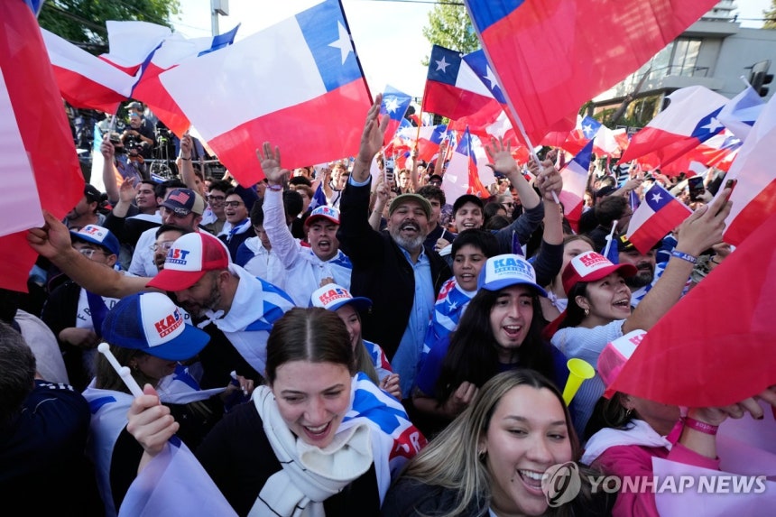 14일(현지시간) 칠레 대선 결선 결과에 환호하는 카스트 지지자들 [산티아고 AP=연합뉴스.재판매 및 DB 금지]