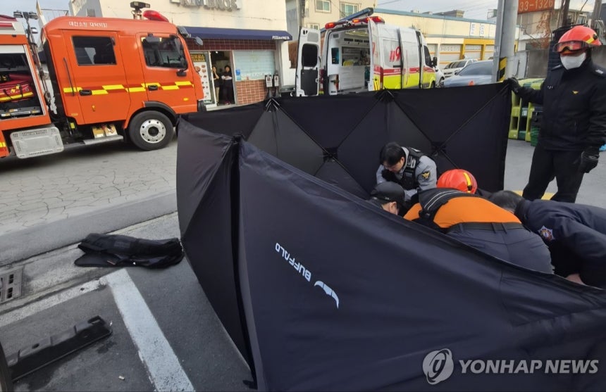 사고 피해자 이송 준비하는 소방당국 [대전소방본부 제공.재판매 및 DB 금지]