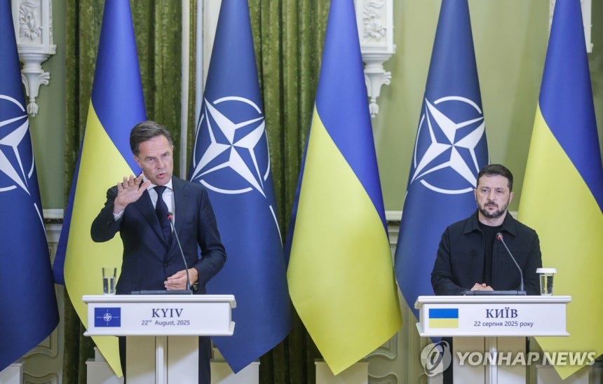 지난 8월 키이우에서 공동 기자회견하는 뤼터 나토 사무총장과 젤렌스키 우크라이나 대통령 [EPA=연합뉴스 자료사진]