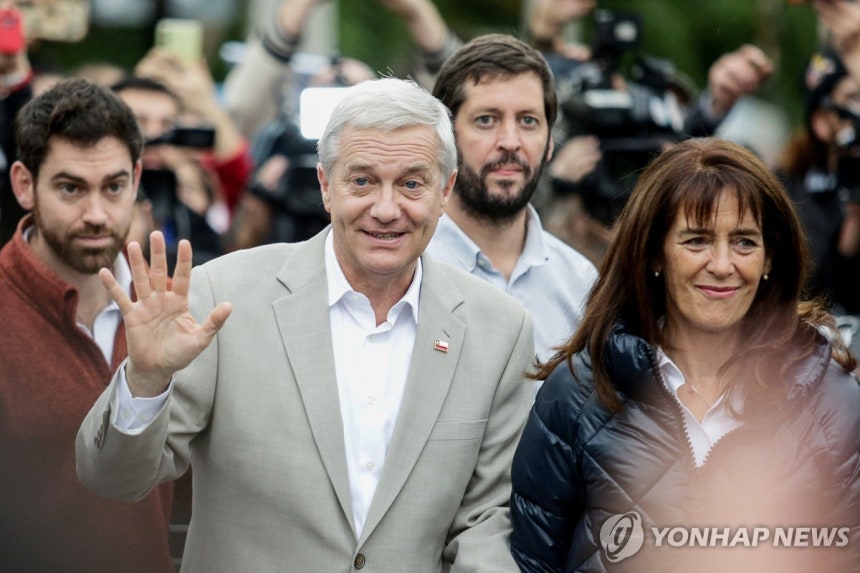 14일(현지시간) 칠레 대선 결선서 승리한 호세 안토니오 카스트 대통령 당선인 [산티아고 로이터=연합뉴스.재판매 및 DB 금지]