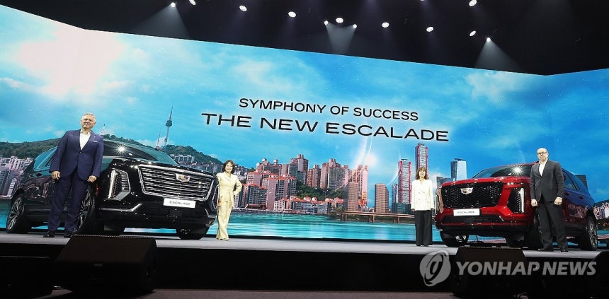 캐딜락 럭셔리 대형 SUV '더 뉴 에스컬레이드' (광명=연합뉴스) 홍기원 기자 = 16일 경기도 광명시 아이벡스 스튜디오에서 헥터 비자레알 한국GM 사장 등 참석자들이 이날 공개된 제너럴모터스(GM)의 고급 브랜드