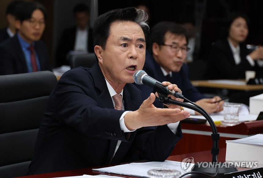 항의하는 김태흠 충남도지사 지난 10월 27일 충남도청에서 열린 국회 행정안전위원회의 충남도 국정감사에서 김태흠 충남지사가 의원들을 향해 항의하는 모습 [연합뉴스 자료사진]