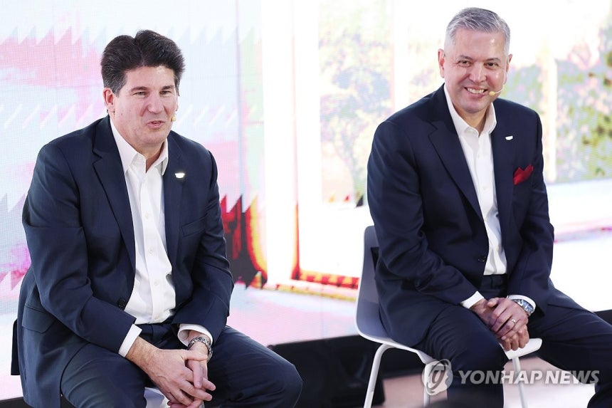 '에스컬레이드 IQ' 출시 행사 참석한 존로스와 헥터 비자 레알 (서울=연합뉴스) 진연수 기자 = 19일 오전 서울 강남구 앤헤이븐에서 열린 캐딜락 '에스컬레이드 IQ' 출시 행사에서 존로스 글로벌 캐딜락 부사장(왼