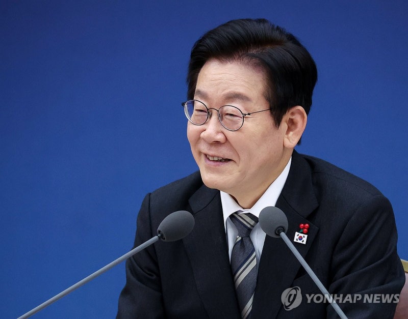 <b>콩GPT</b>국장·건설교육원…李<b>대통령</b>이 콕 찍은 <b>업무보고</b> 우수사례