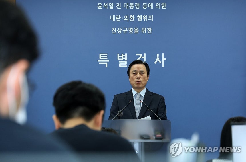 내란특검 최종 수사 결과 발표하는 조은석 특별검사 (서울=연합뉴스) 김성민 기자 = 조은석 특별검사가 15일 서울 서초구 서울고검에서 12·3 비상계엄 사태 관련 내란·외환 사건 최종 수사 결과를 발표하고 있다.2